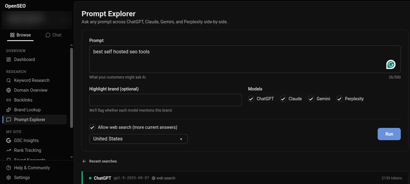 Schermata di OpenSEO — Prompt Explorer: lo stesso prompt testato in parallelo su ChatGPT, Claude, Gemini e Perplexity